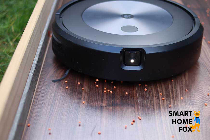 Der iRobot Roomba j7 reinigt entlang einer Leiste